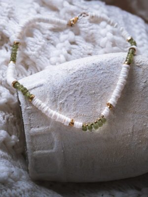 collier heishi surfeur, collier bohème été, collier pierre naturelle péridot