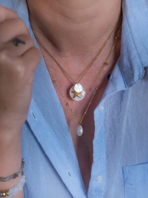 Collier en acier inoxydable avec une breloque en nacre. Collier esprit plage