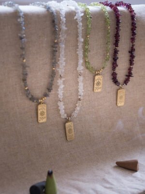 collier en pierres naturelles en chips brut et pendentif talisman