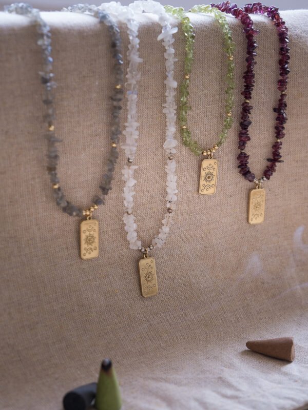 collier en pierres naturelles en chips brut et pendentif talisman