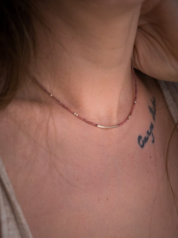 collier en pierre de rhodolite