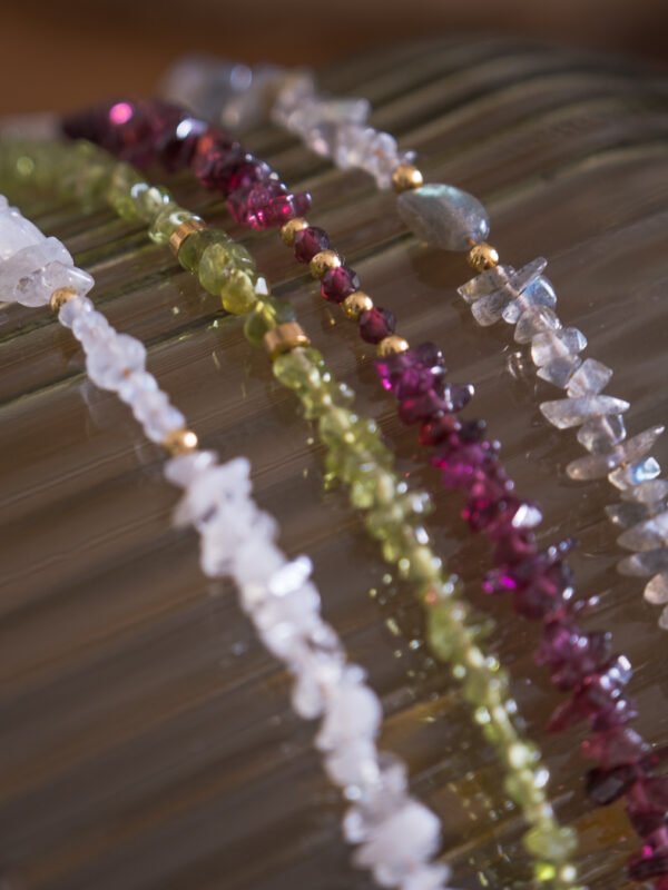 bracelet surya chips pierres naturelles, labradorite, rhodolite, péridot ou pierre de lune