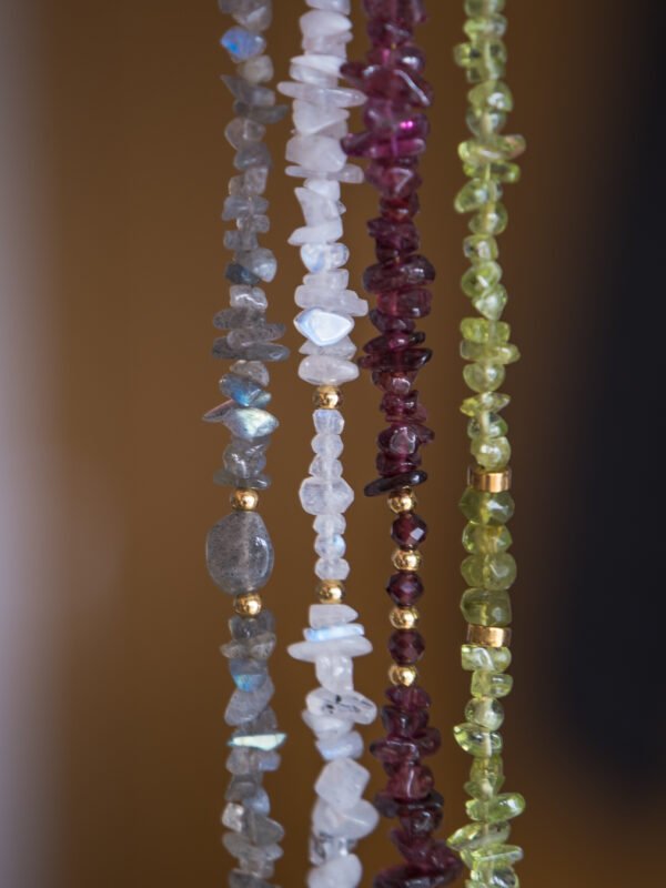 bracelet chips pierres naturelles moonstone, labradorite,péridot ou rhodolite