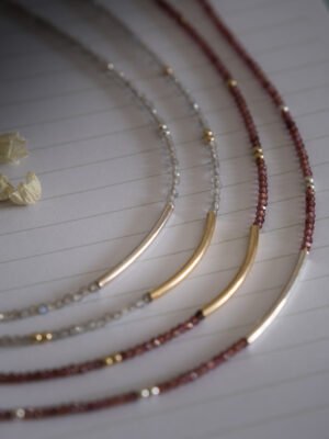 collier fin en pierre. Rhodolite ou labradorite