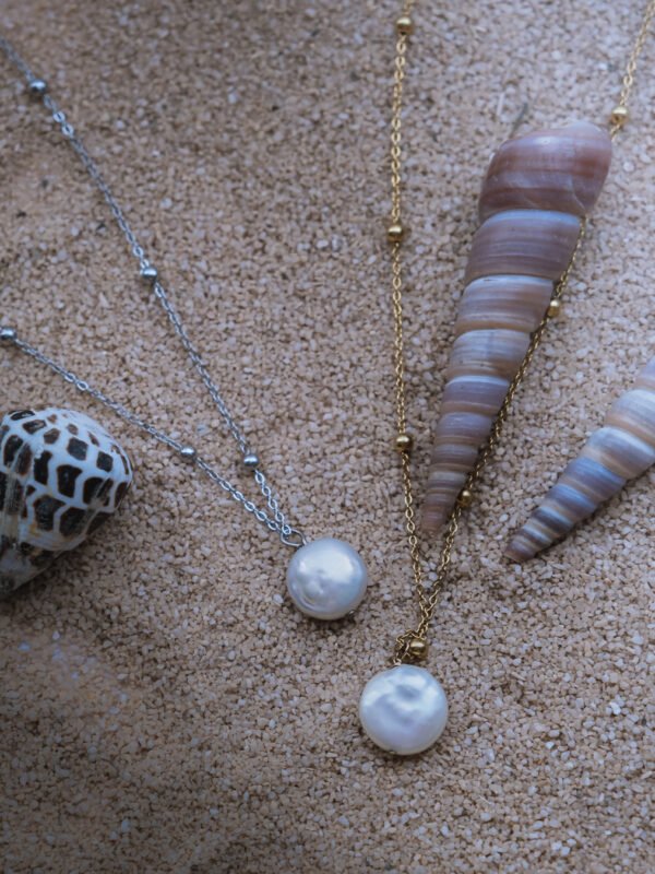 collier perle d'eau douce plate sur chaine acier inoxydable