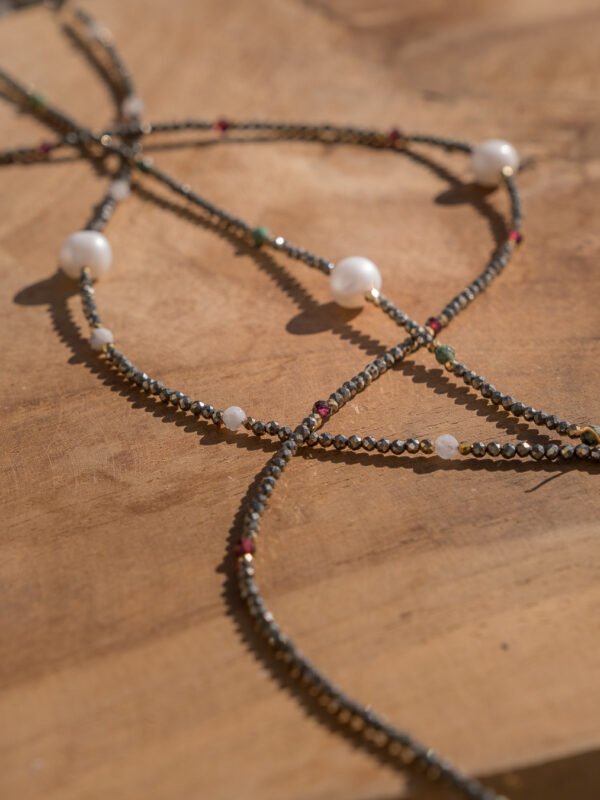 collier en pyrite perle d'eau douce et pierre naturelle . Grenat, turquoise africaine ou pierre de lune