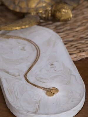 collier medaillons gravé mains (2) idée cadeau personnalisé - collier médaillon initiale