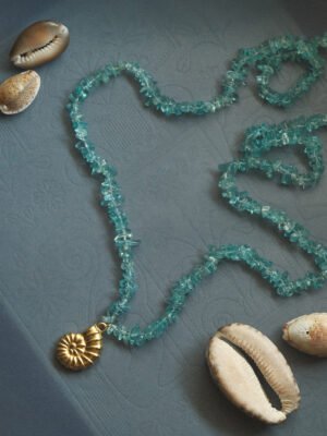 Collier apatite naturelle et breloque coquillage – bijou bleu fait main
