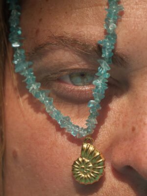 collier apatite 2 Breloque coquillage dorée – détail collier apatite bohème