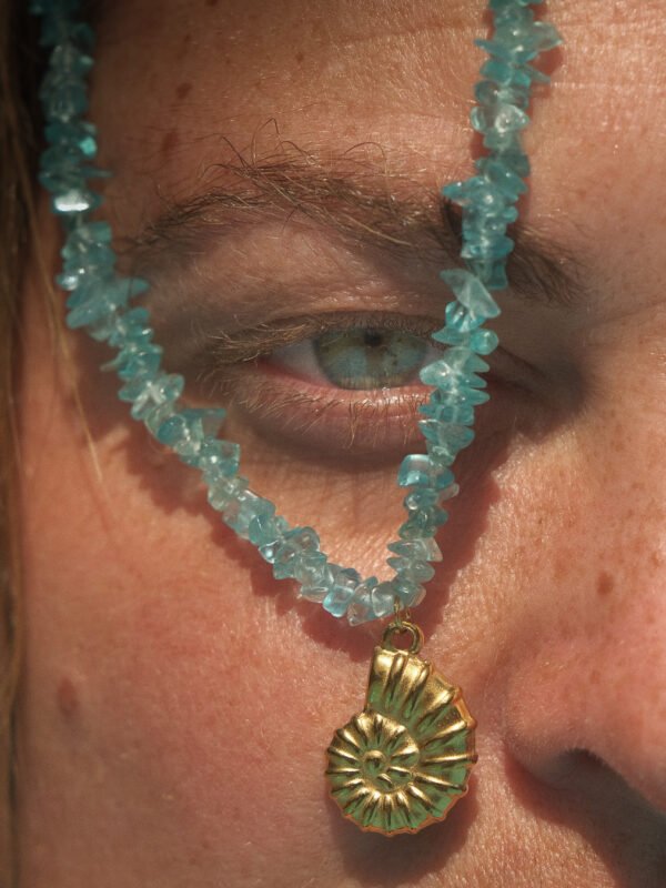 Breloque coquillage dorée – détail collier apatite bohème