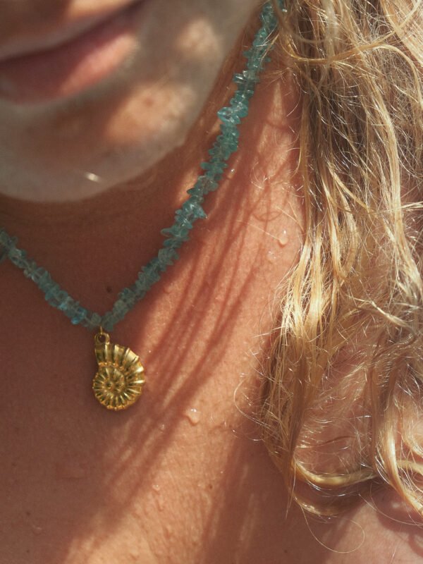 Collier apatite porté – bijou pierre naturelle style estival