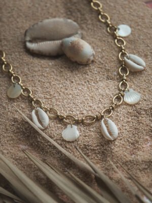 collier chaîne breloque cauri et nacre