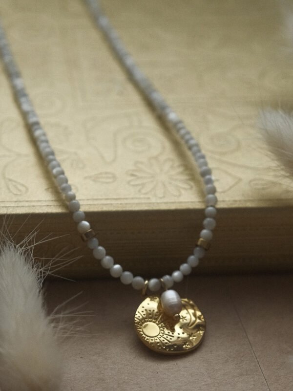 collier de perle ronde en nacre et breloque acier inoxydable et perle d'eau douce