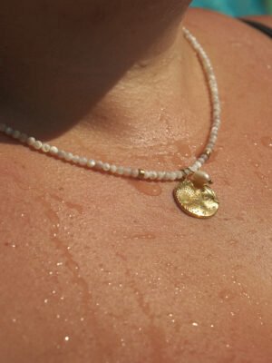 collier lumineux de perle en nacre et breloque acier inoxydable
