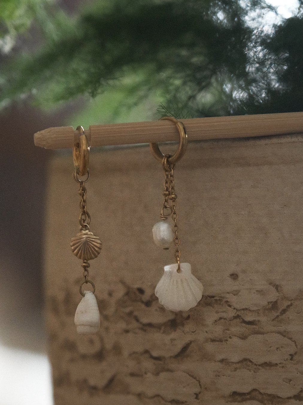 Boucles d’oreilles créoles en acier inoxydable doré avec breloques coquillage – bijoux fait main