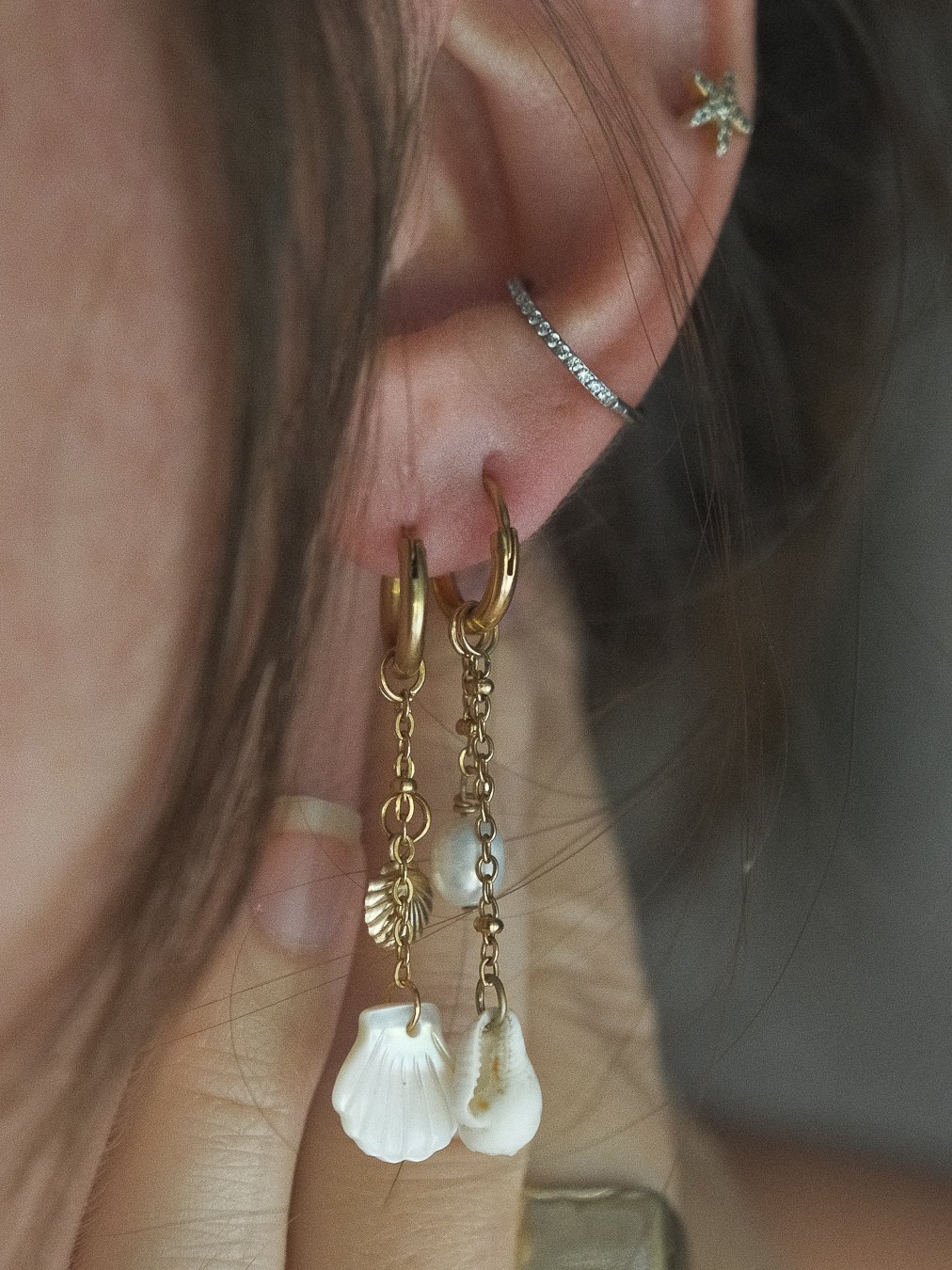 créole et chaine fine avec coquillage et perle d'eau douce