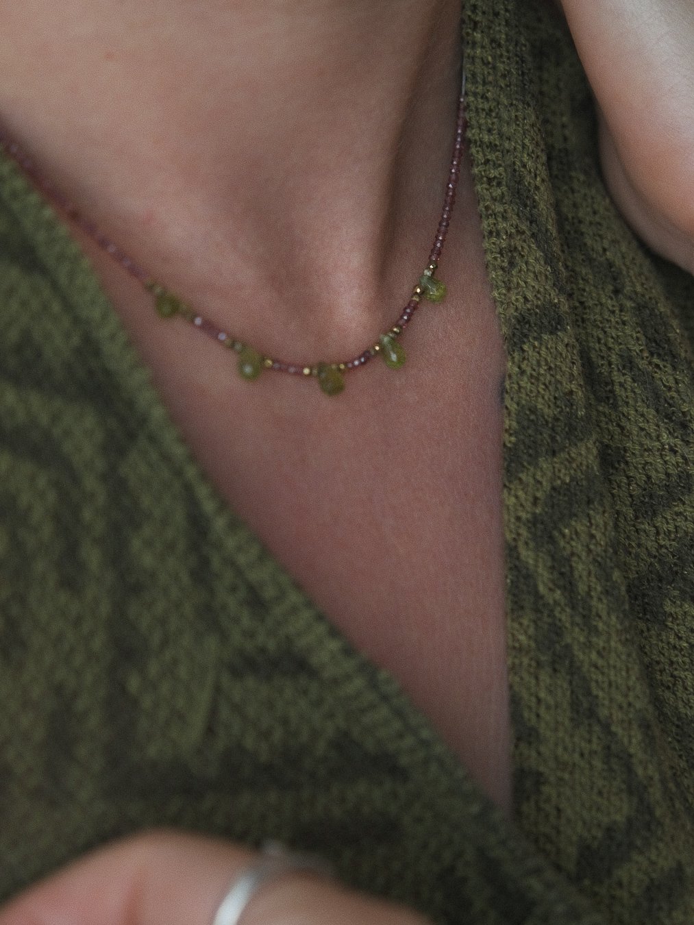 collier fin en pierre avec goutte naturels de péridot