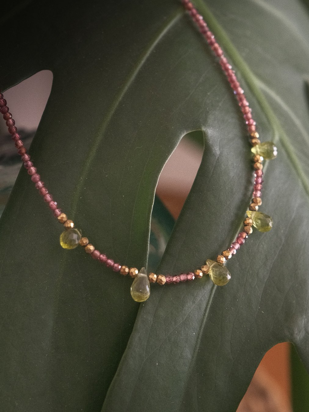 collier en pierre fine et délicate de rhodolite et péridot