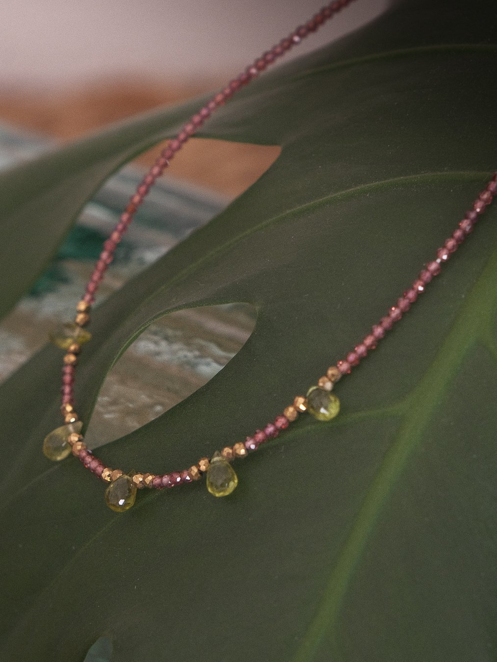 collier pierre naturels rhodolite et péridot couleur framboise et vert vif